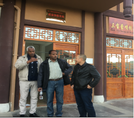 国外学者在移民点交流看法.png 国外学者在移民点交流看法.png